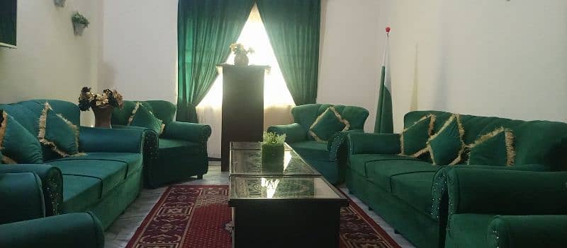 10 seater sofa set . . . 2 sofa 3 seater and 4 sofa 1 seater. . 10/10 5