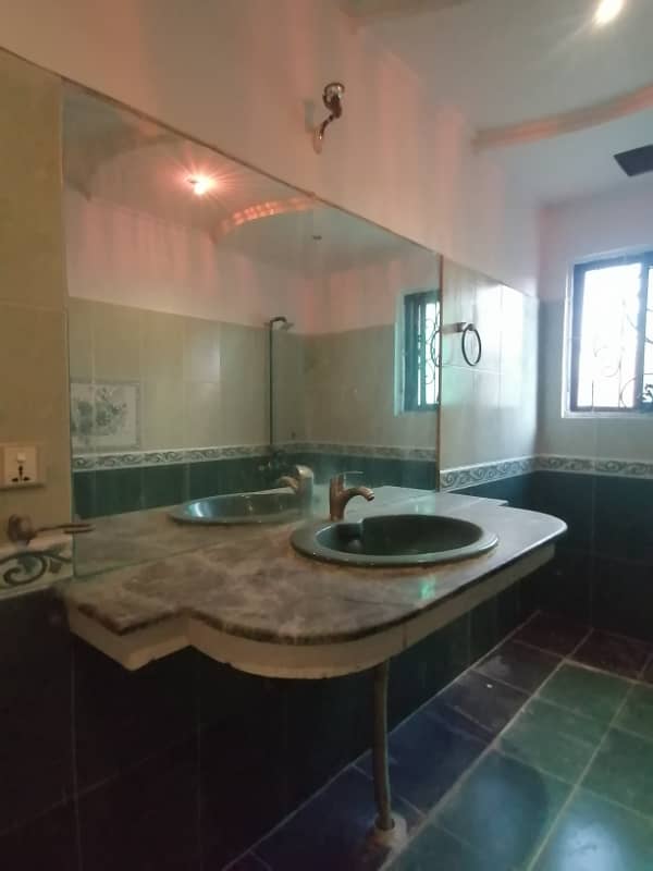 DHA 1 Kanal Facing Park Awesome Upper Portion For Rent In Phase 4 CC Block 3