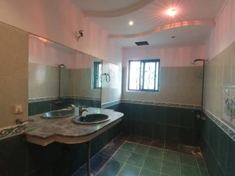 DHA 1 Kanal Facing Park Awesome Upper Portion For Rent In Phase 4 CC Block 4