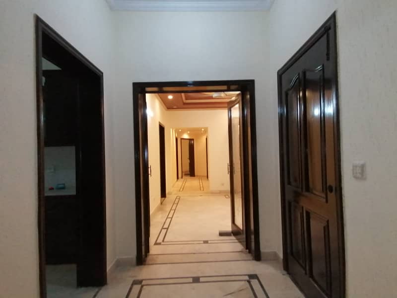 DHA 1 Kanal Facing Park Awesome Upper Portion For Rent In Phase 4 CC Block 5