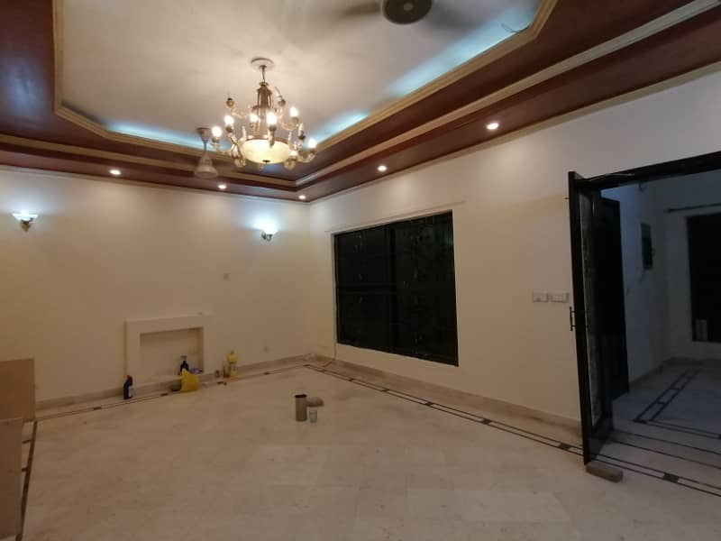 DHA 1 Kanal Facing Park Awesome Upper Portion For Rent In Phase 4 CC Block 9