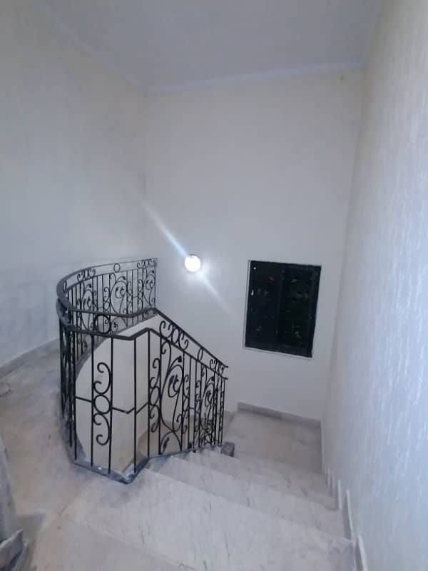 DHA 1 Kanal Facing Park Awesome Upper Portion For Rent In Phase 4 CC Block 10