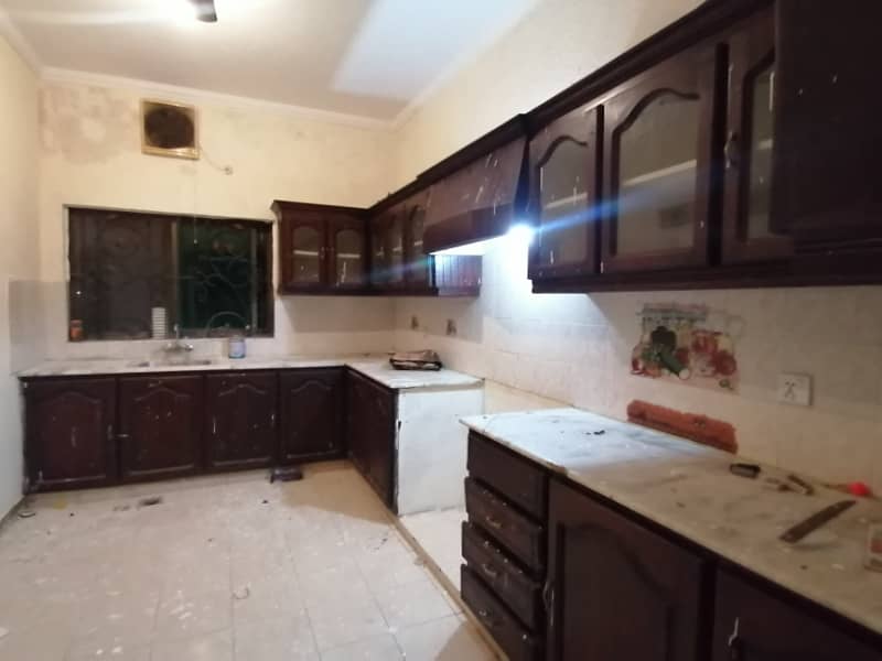 DHA 1 Kanal Facing Park Awesome Upper Portion For Rent In Phase 4 CC Block 11