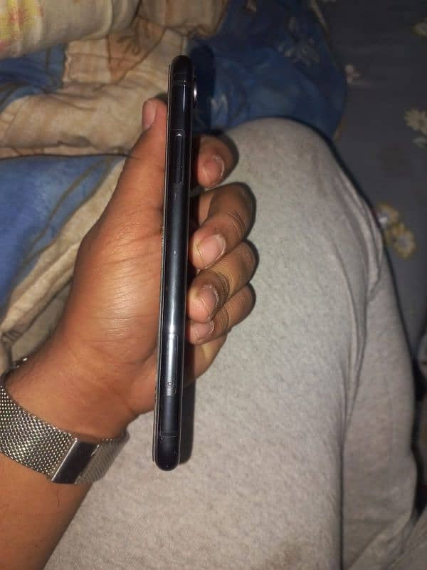 iphone XR ha 86 battery health 10/9 condition total gunnie 1