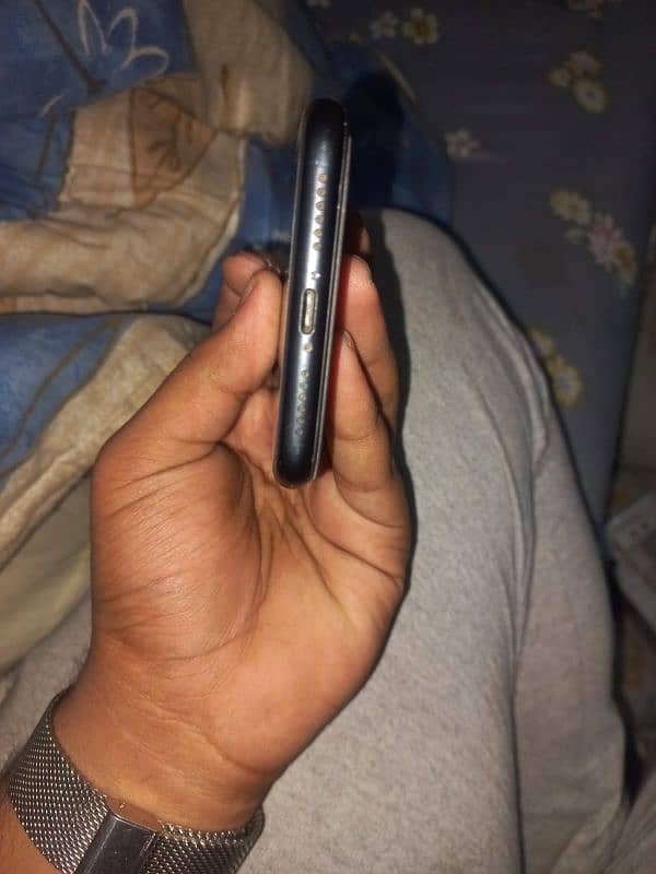 iphone XR ha 86 battery health 10/9 condition total gunnie 4