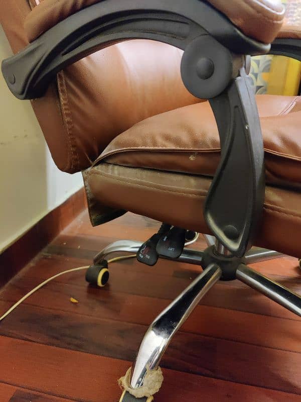 Imported Comfortable Leather Recliner Chair 9/10 4