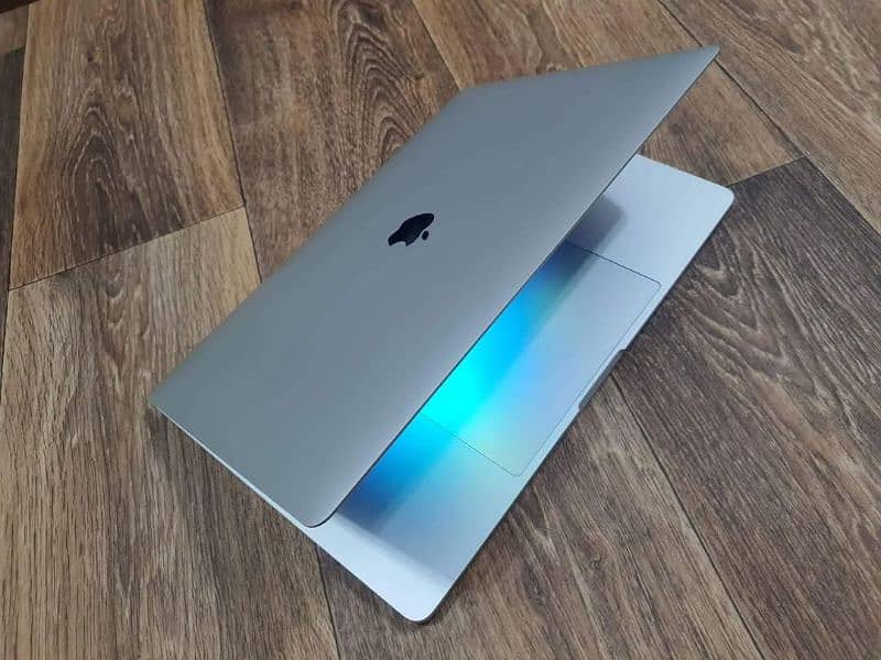 MacBook Pro 2018 with TouchBar 0