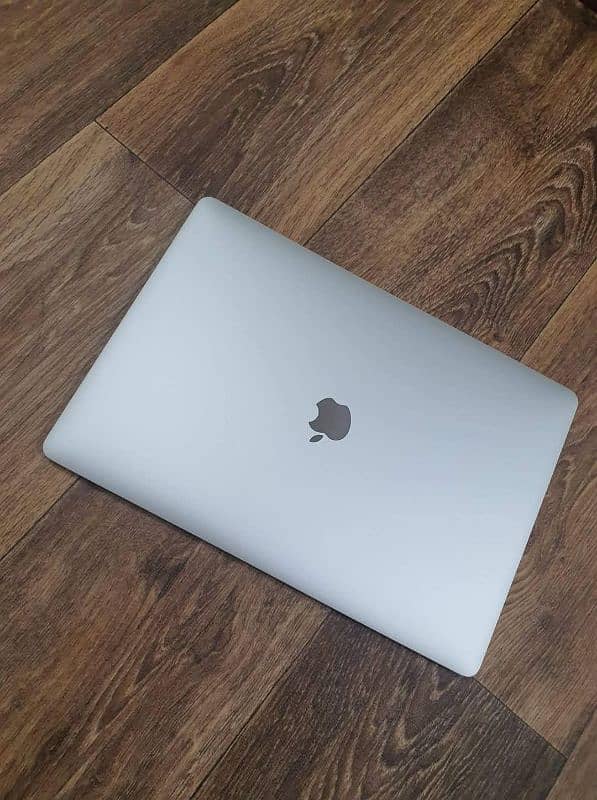 MacBook Pro 2018 with TouchBar 1