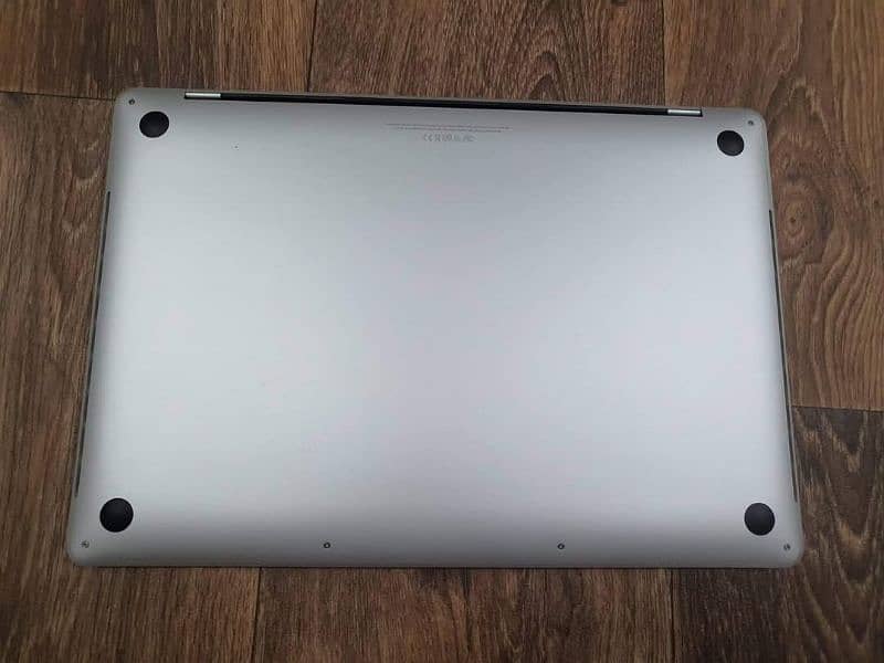 MacBook Pro 2018 with TouchBar 3