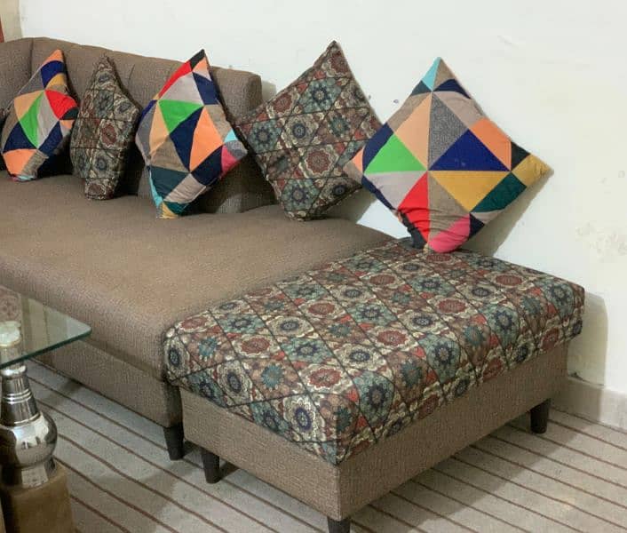 7 seater L shaped complete sofa set, 1 glass table, 4 puffy set. 1