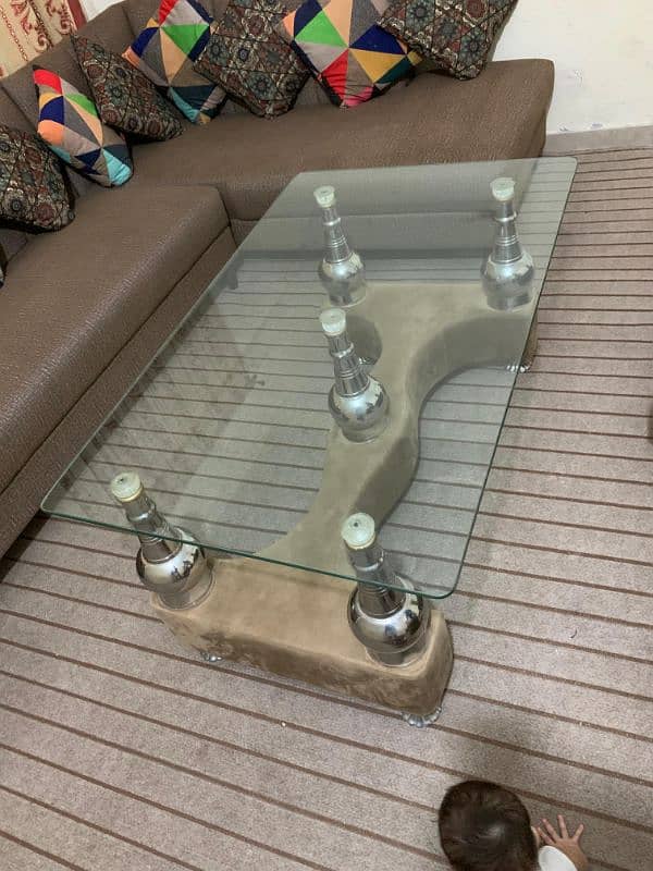 7 seater L shaped complete sofa set, 1 glass table, 4 puffy set. 2