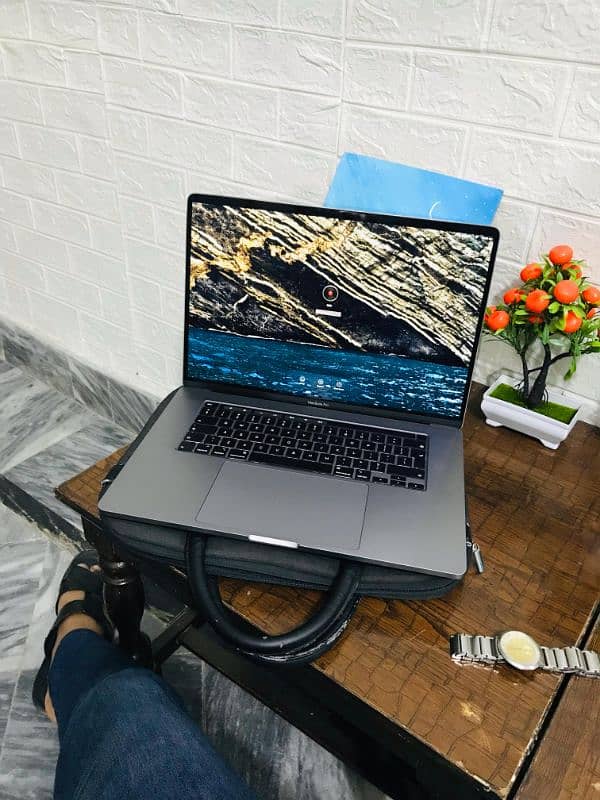 MacBook Pro 2018 – Core i9 | 32GB RAM | 512gb SSD | 4GB Graphics | 0