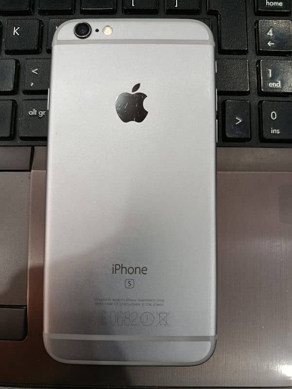 2Mobiles Tecno Spark 8c & iphone 6s 1