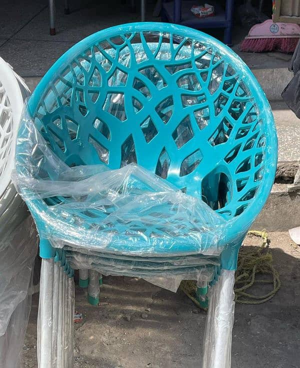 PLASTIC OUTDOOR GARDEN CHAIRS TABLE SET AVAILABLE FOR SALE 1