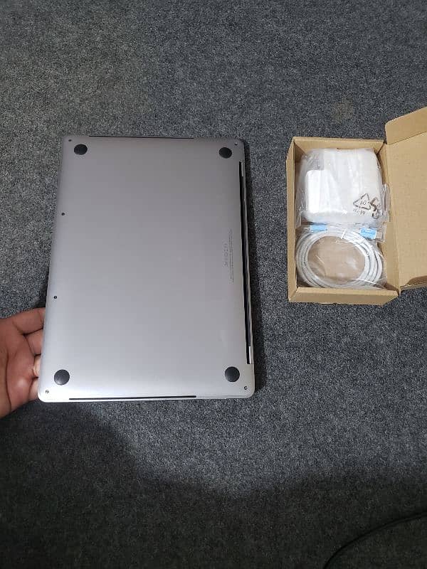 Apple MacBook pro 13inch 2018 core i7 16gb/512gb 3
