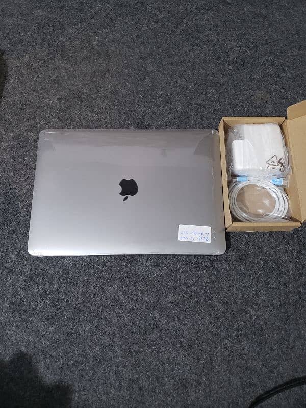 Apple MacBook pro 13inch 2018 core i7 16gb/512gb 0