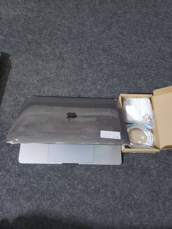 Apple MacBook pro 13inch 2018 core i7 16gb/512gb 4