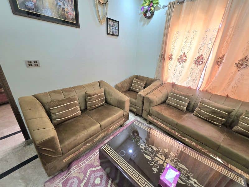 Almost  new sofa set  6 seater 1