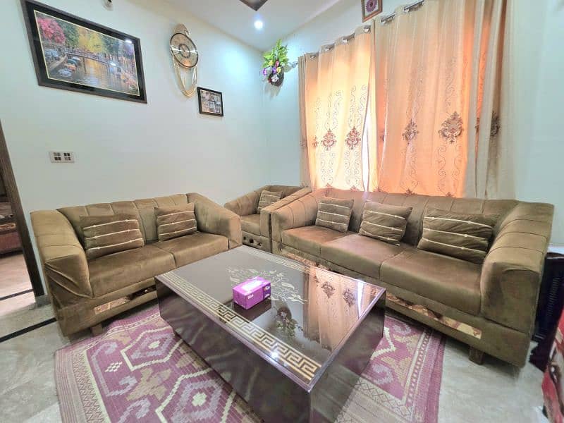 Almost  new sofa set  6 seater 3