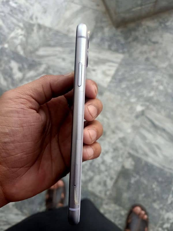 Iphone 11 64gb 10/10 condition non pta factory unlocked 1