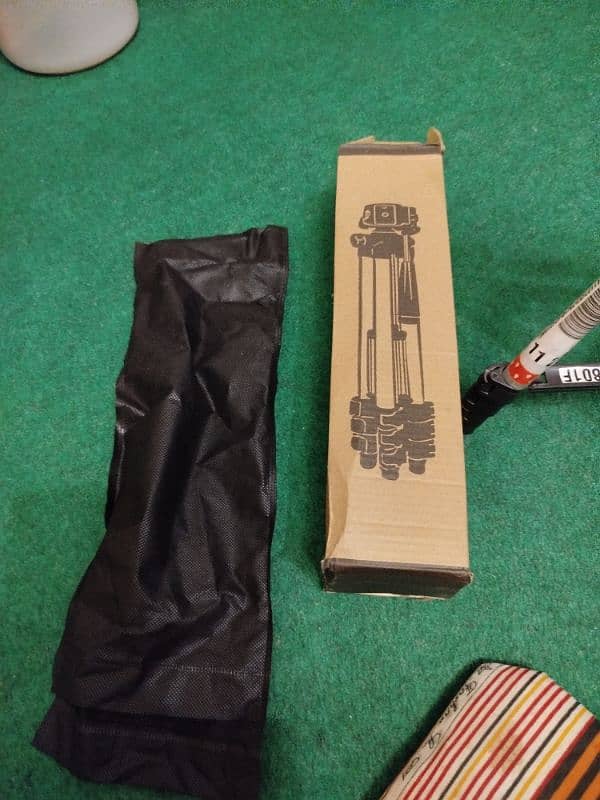 fancy 5ft tripod stand. 1