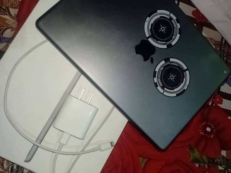 ipad 9th generation with box and charger 0