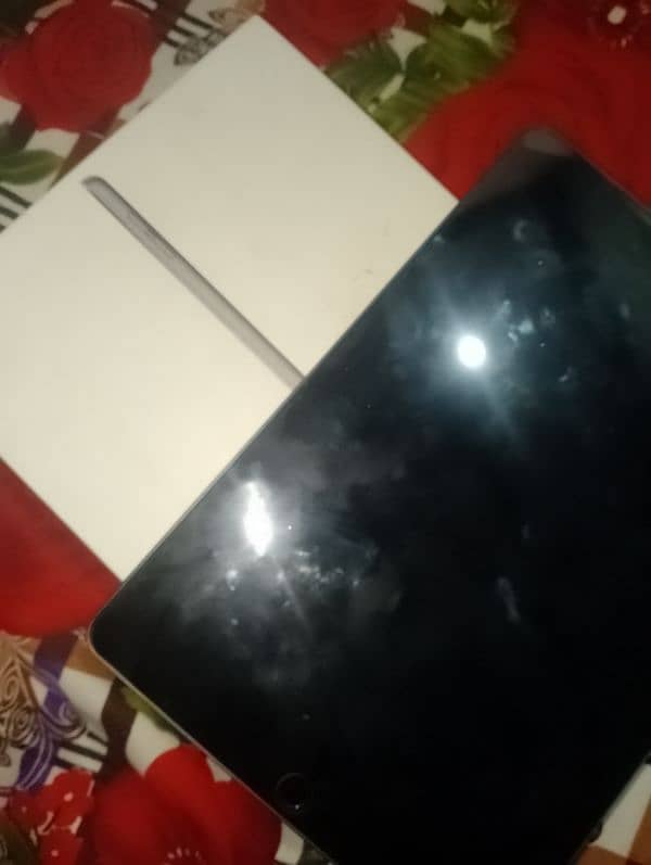 ipad 9th generation with box and charger 2