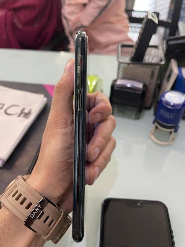 iphone 11 pro Max Non PTA 4