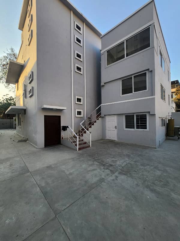 600 Yards :Ideal For Software House / IT Office.  Close To Shahrah Faisal 0