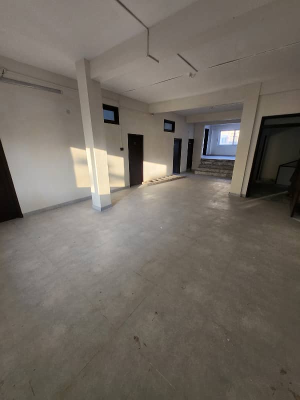 600 Yards :Ideal For Software House / IT Office.  Close To Shahrah Faisal 4