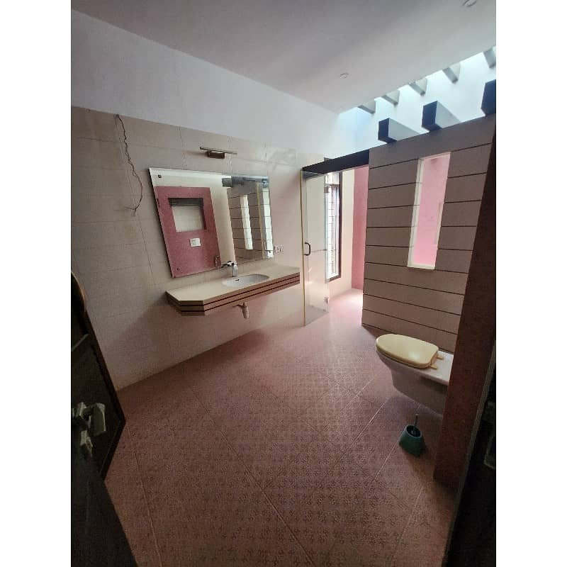 500 Yards : 6 Bed + Basement Rent Phase 8 5
