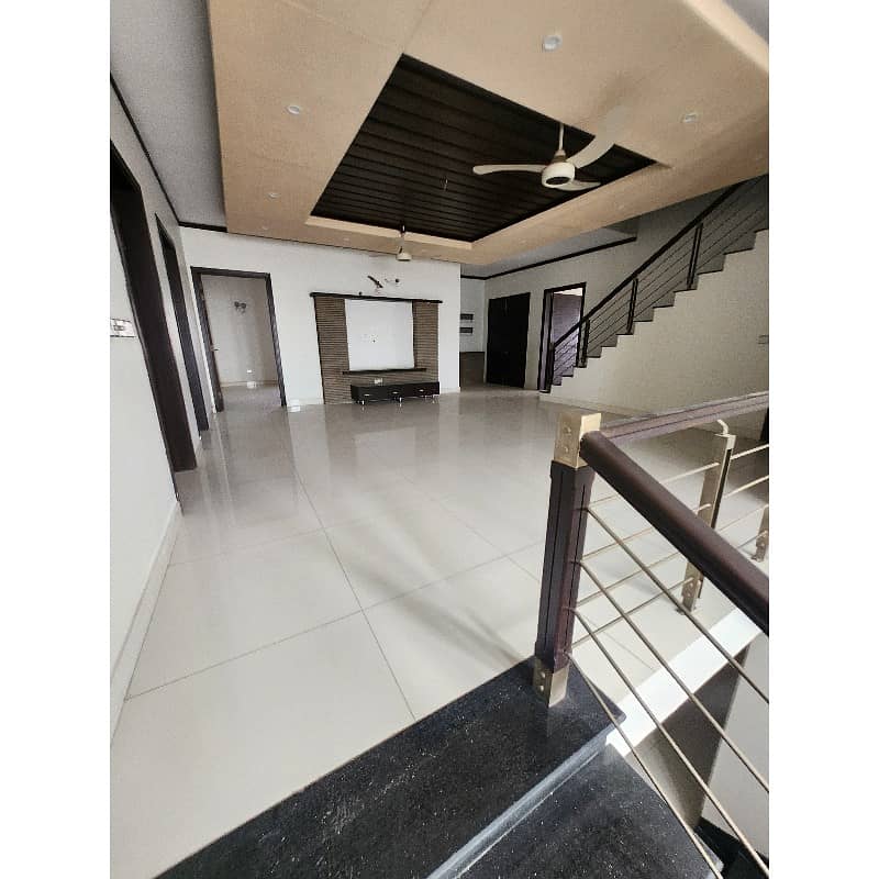 500 Yards : 6 Bed + Basement Rent Phase 8 0