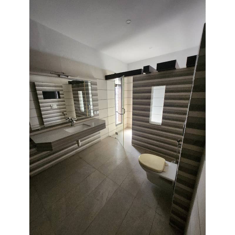 500 Yards : 6 Bed + Basement Rent Phase 8 8