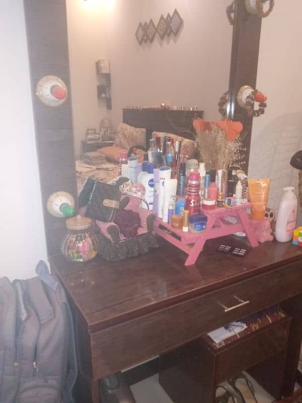 mirror with one drawer and stool and mirror lights 2