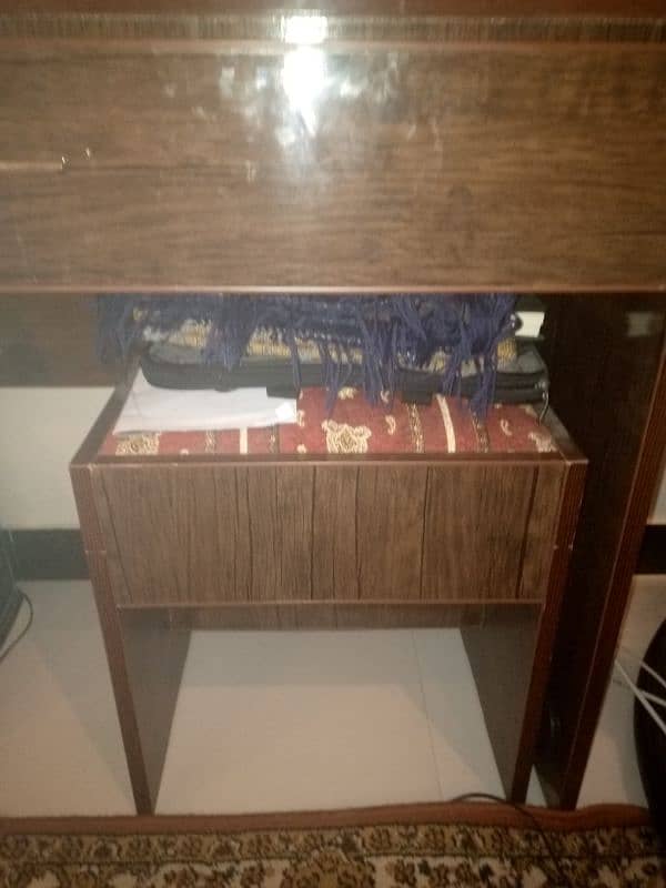 mirror with one drawer and stool and mirror lights 3