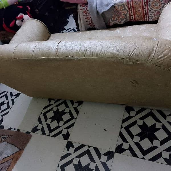 6 seater sofa set for sale very good condition neat and clean 3