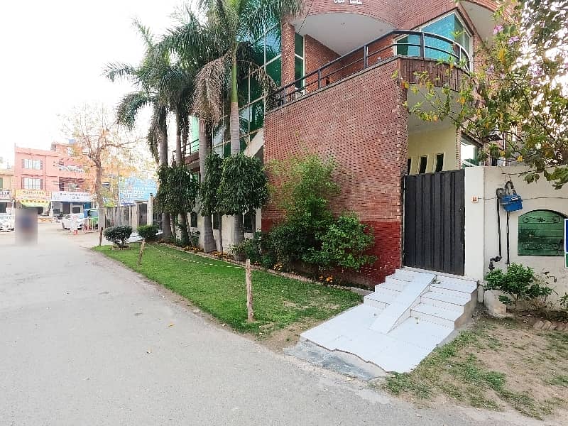Corner 10 Marla House For sale In The Perfect Location Of Wapda Town Phase 1 - Block K2 4