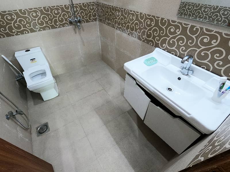 Corner 10 Marla House For sale In The Perfect Location Of Wapda Town Phase 1 - Block K2 23