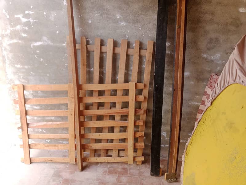 GOOD QUALITY BED WITH MATTRESSAND ONE DRESSING TABLE 0