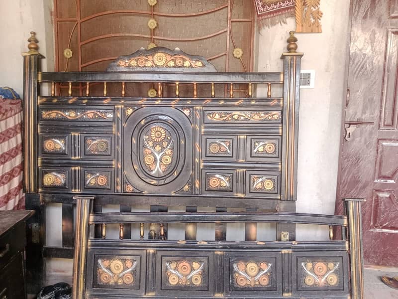 GOOD QUALITY BED WITH MATTRESSAND ONE DRESSING TABLE 1