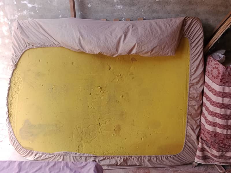 GOOD QUALITY BED WITH MATTRESSAND ONE DRESSING TABLE 3