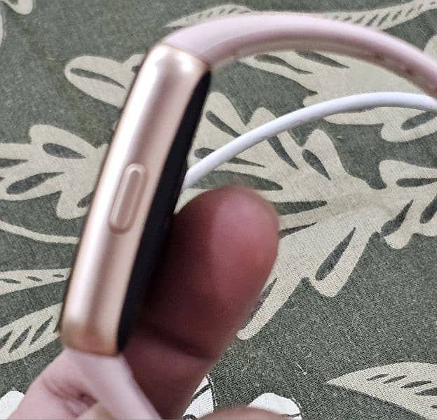 HUAWEI Band 6-032 smart watch 10/9.8 condition with Charger cable 2