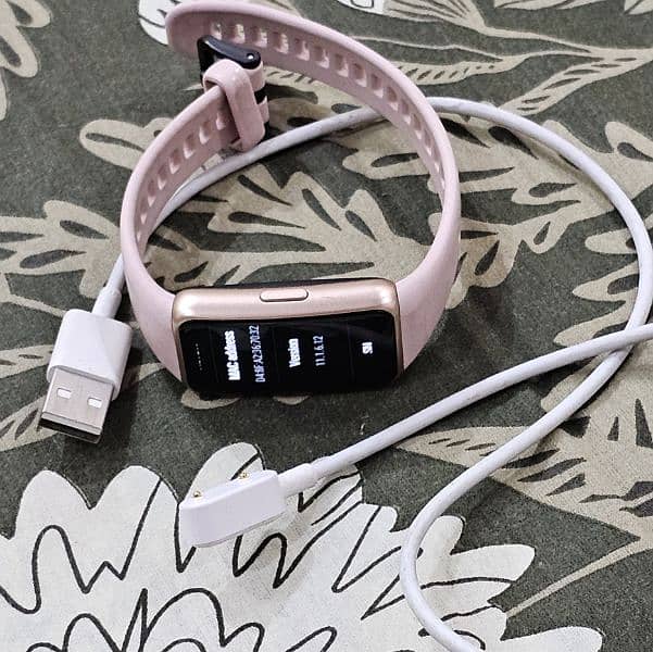 HUAWEI Band 6-032 smart watch 10/9.8 condition with Charger cable 3