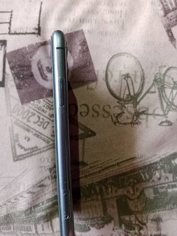 iPhone 11 jv for sale 10 by 10 condition 64 gb with original charger 4