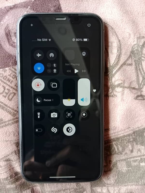 iPhone 11 jv for sale 10 by 10 condition 64 gb with original charger 7