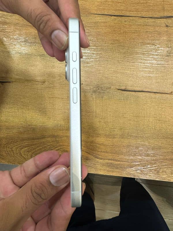 Iphone 16 jv 128gb white Colour 100% better cycle acount. 114 10/10 3