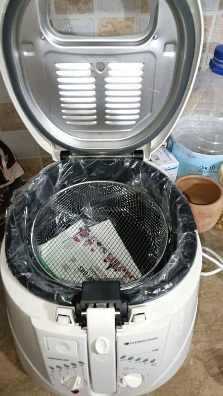 2.5 liter national deep fryer.  contact 03330031118 . 2