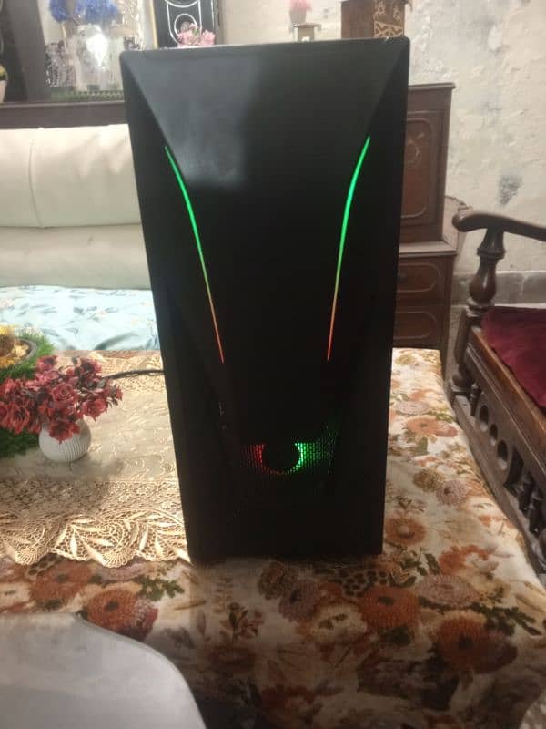 AMAZING GAMING PC WITH GAMING MOUSE AND KEYBOARD. 2