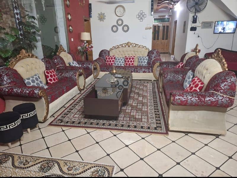 9 - Seater Sofa in Excellent Condition 0