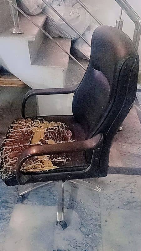 A office chair in 10/10 condition 1